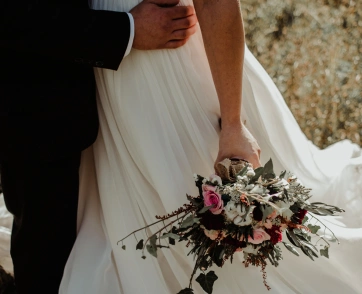 gelin elinde çiçek buketi tutarken yakın görünüm