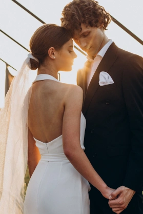 gün batımında gelin ve damat romantik poz veriyor