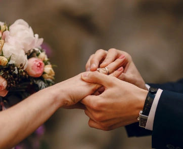 gelin ve damat yüzük takarken yakın plan